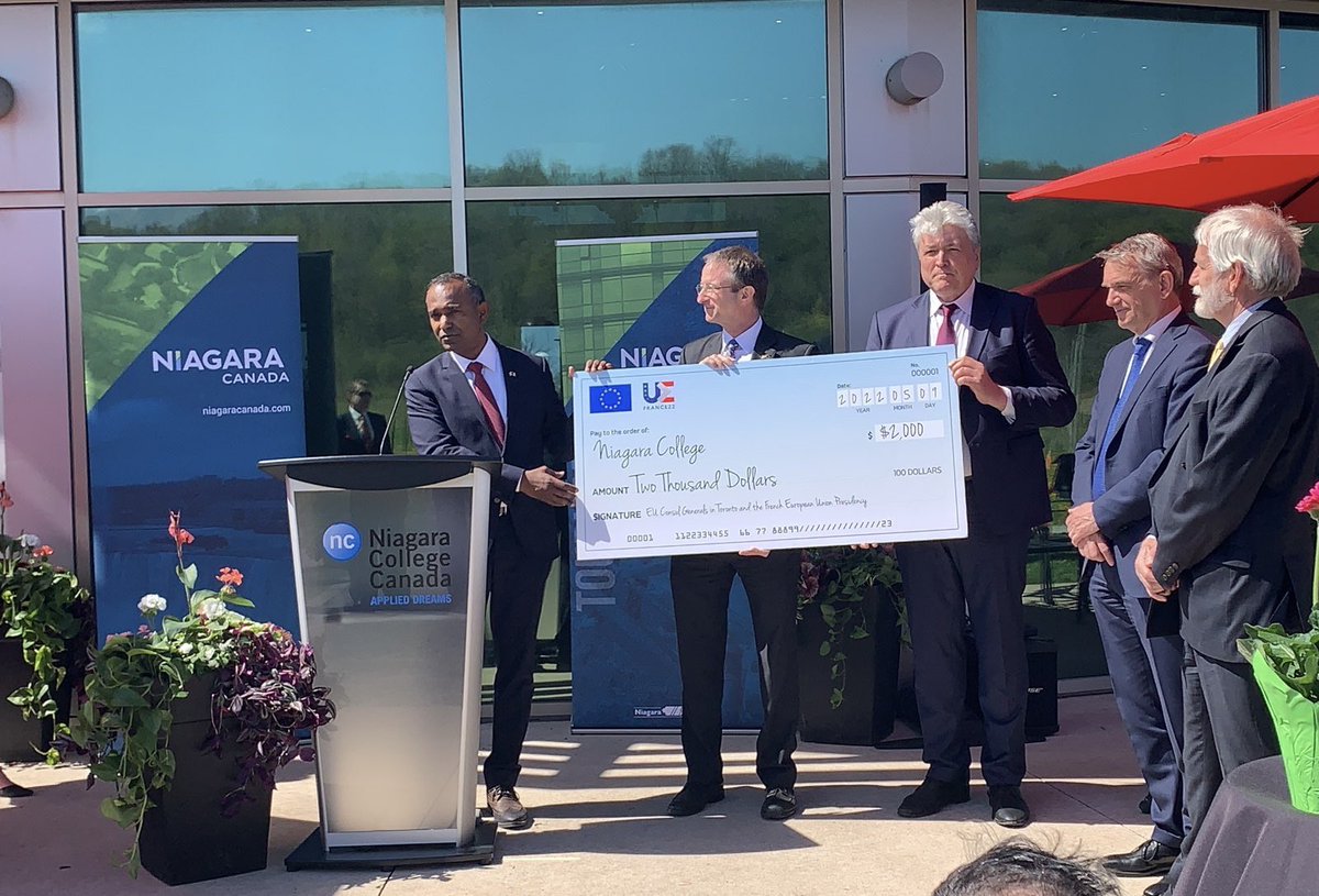 For #EuropeDay2022 I am proud to present a scholarship fund to a Ukrainian student 🇺🇦 of <a href="/niagaracollege/">Niagara College</a> in the name of the EU consular corps 🇪🇺 in Toronto🇨🇦