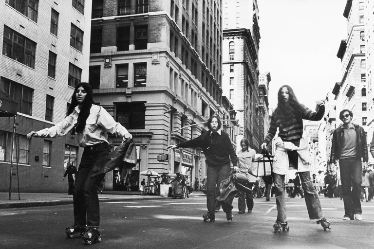 cute_history's tweet photo. Rocking and rolling to work on the "first" "Earth Day", NYC, #OTD 22 April 1970. #DiggingTheWorld 🌎 https://t.co/e3nPPfMKtD
