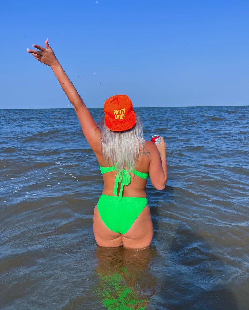 TwinNumber_One's tweet photo. Welcome to the Shitshow 😜🐊🍻 https://t.co/8ljVL1Wolj