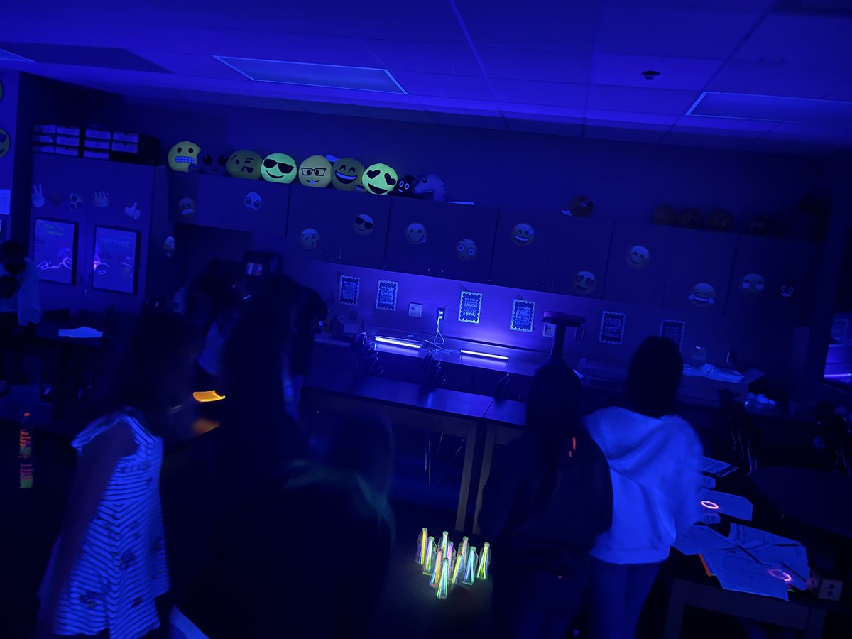 ScottSTEM5's tweet photo. Glow day was a blast! A great way to celebrate the end of testing! 4/29/22 https://t.co/SwDxlNFzf3
