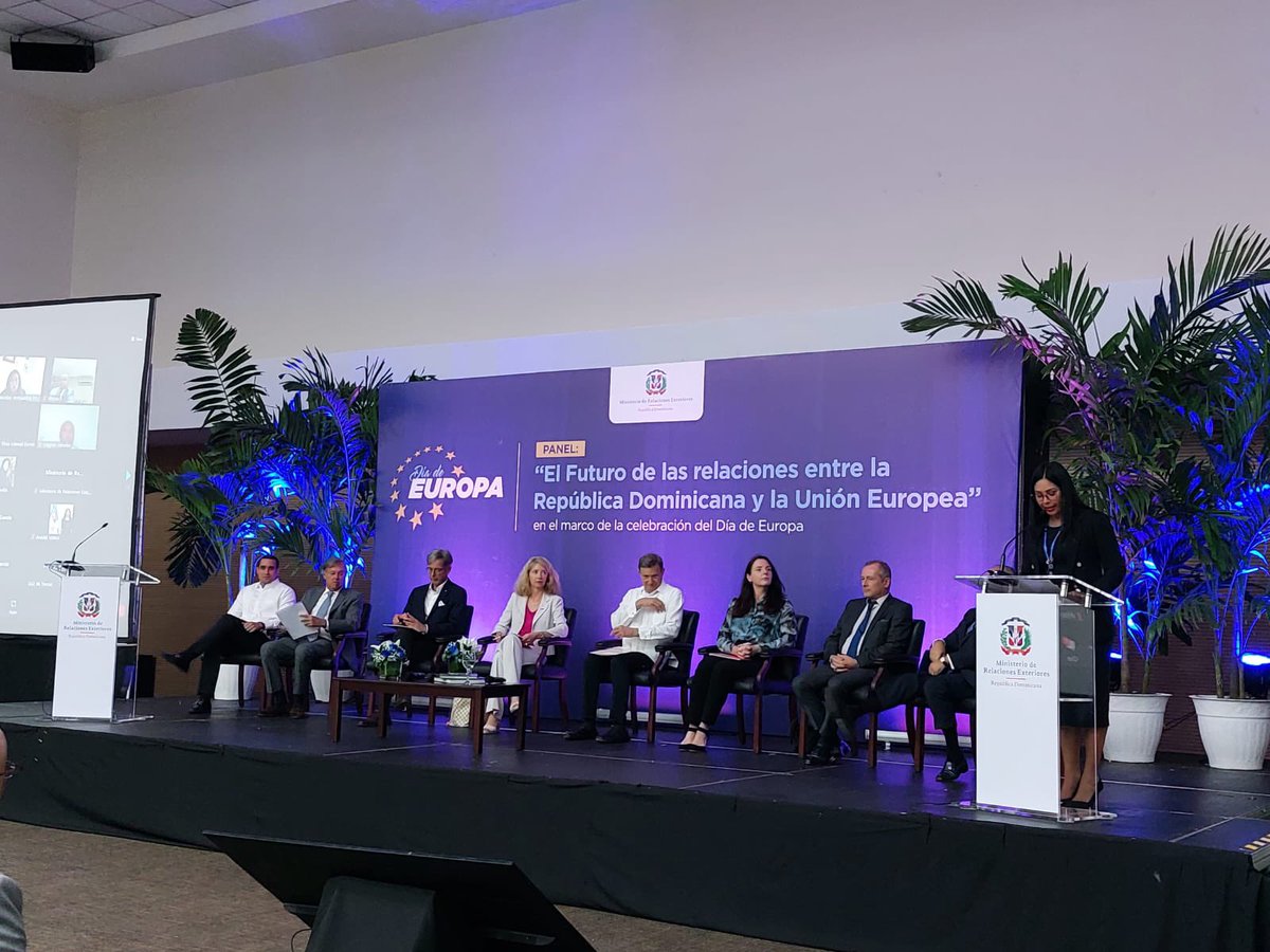 EmbUEenRepDom's tweet photo. ¡Muchas gracias al Canciller @RobalsdqAlvarez y al Viceminstro Jose Julio @josejuliogomezb por haber organizado este acto de celebración con ocasión del Día de Europa 🇪🇺🤝🇩🇴!

#EquipoEuropa #TeamEurope #StrongerTogether #EuropeDay https://t.co/UvQ0TE88Xc
