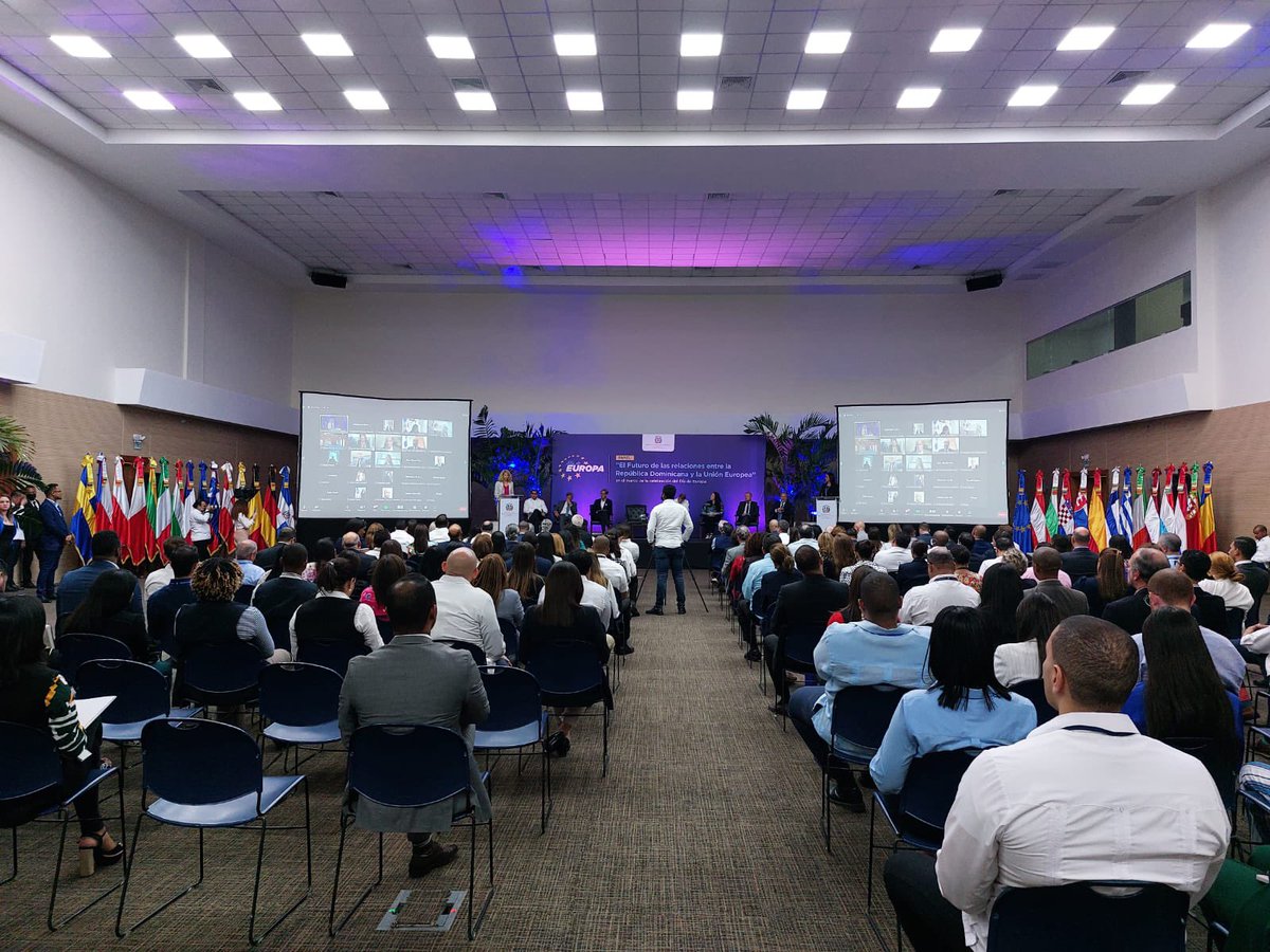 EmbUEenRepDom's tweet photo. ¡Muchas gracias al Canciller @RobalsdqAlvarez y al Viceminstro Jose Julio @josejuliogomezb por haber organizado este acto de celebración con ocasión del Día de Europa 🇪🇺🤝🇩🇴!

#EquipoEuropa #TeamEurope #StrongerTogether #EuropeDay https://t.co/UvQ0TE88Xc
