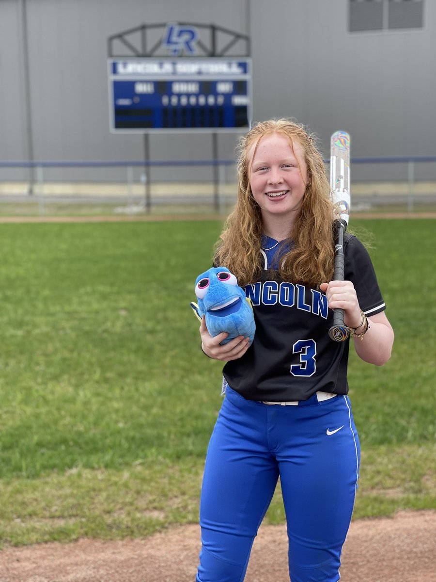 LincolnSball's tweet photo. SPLITTER SCORE UPDATE 🔵🥎⚪️
Varsity Final:
Lincoln - 14
AA Skyline - 4
Offense was led by Sophomore 2B Braylynn Kelly who had 3 hits/3 RBIs and Freshman DP Savanna Kane’s 2-run HOME RUN. Winning pitcher was Freshman Alyssa Strickland #SplitterSoftball #WhyNotUs https://t.co/gi27uxWamY