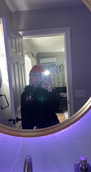 Do I look like a skater https://t.co/HHcRv5E0Rt
