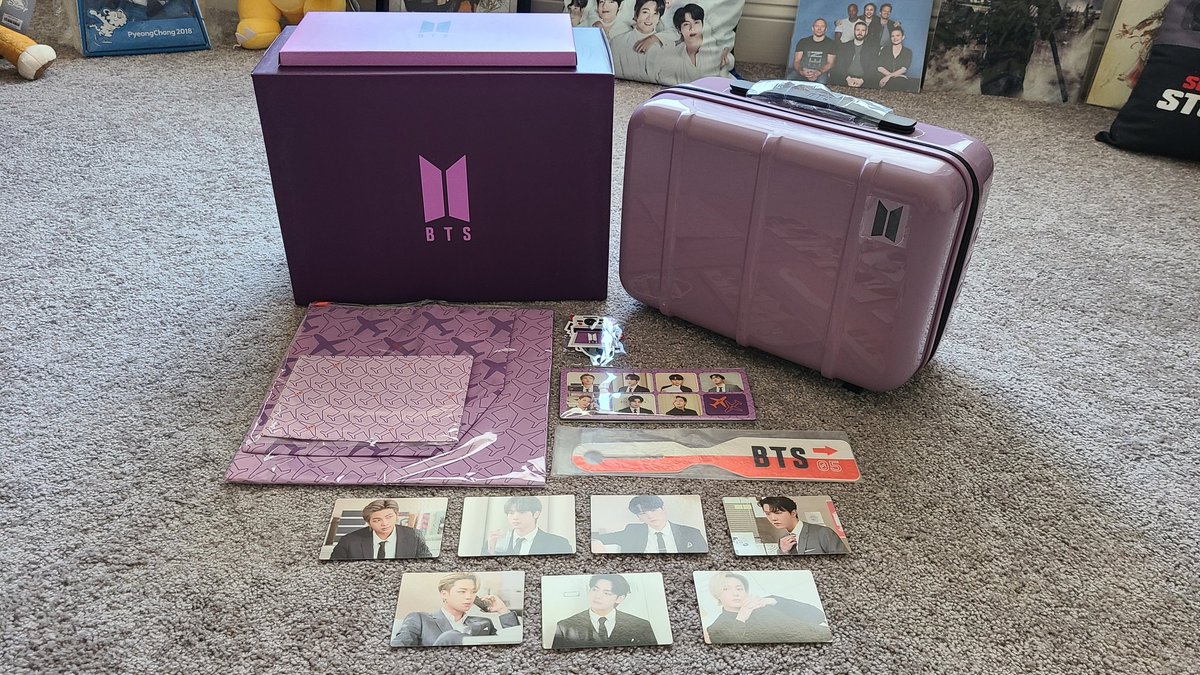 VampireNovelFan's tweet photo. It's been 84 years but it's here!! It's sooo nice!! And these photocards... They've gotta be among the BEST I have. They all look SO good! Jimin set lasers to stun on ya girl 😵‍💫😵‍💫😵‍💫. Army Membership Box 5 is quality! #BTS #armymembership #merchbox5 #weverse #weverseshop https://t.co/AEtv7GC4wP