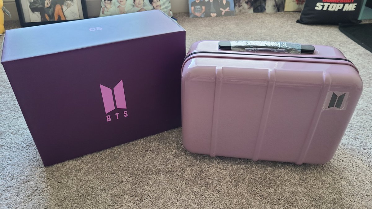 VampireNovelFan's tweet photo. It's been 84 years but it's here!! It's sooo nice!! And these photocards... They've gotta be among the BEST I have. They all look SO good! Jimin set lasers to stun on ya girl 😵‍💫😵‍💫😵‍💫. Army Membership Box 5 is quality! #BTS #armymembership #merchbox5 #weverse #weverseshop https://t.co/AEtv7GC4wP