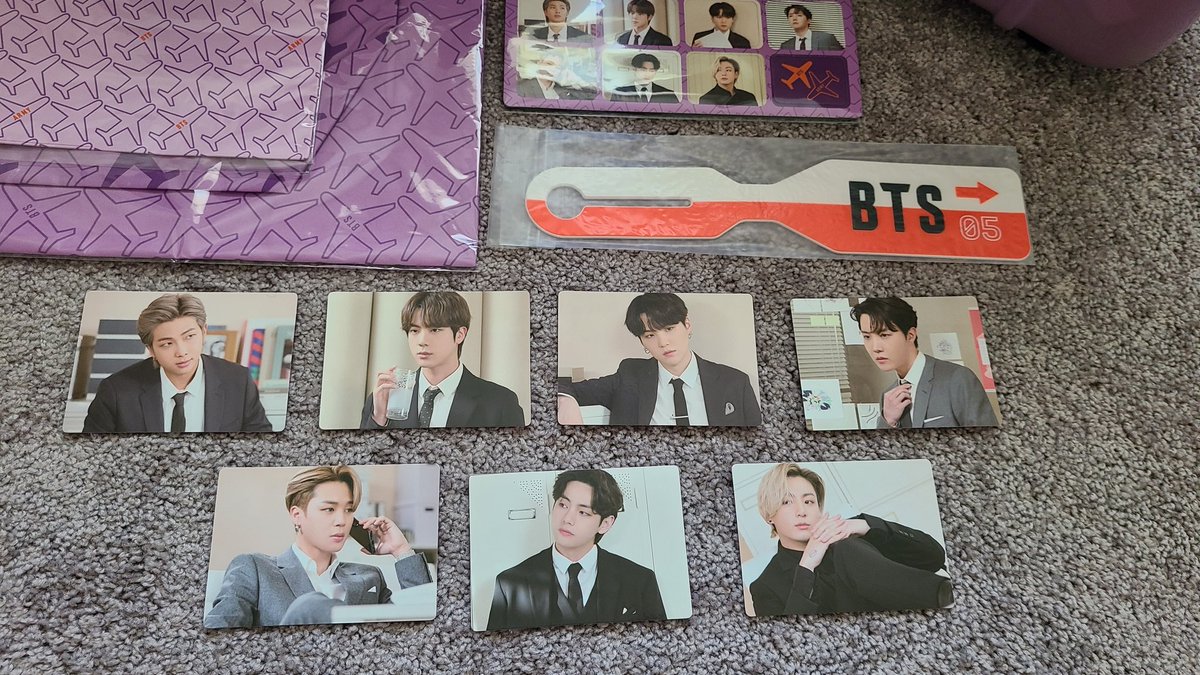 VampireNovelFan's tweet photo. It's been 84 years but it's here!! It's sooo nice!! And these photocards... They've gotta be among the BEST I have. They all look SO good! Jimin set lasers to stun on ya girl 😵‍💫😵‍💫😵‍💫. Army Membership Box 5 is quality! #BTS #armymembership #merchbox5 #weverse #weverseshop https://t.co/AEtv7GC4wP
