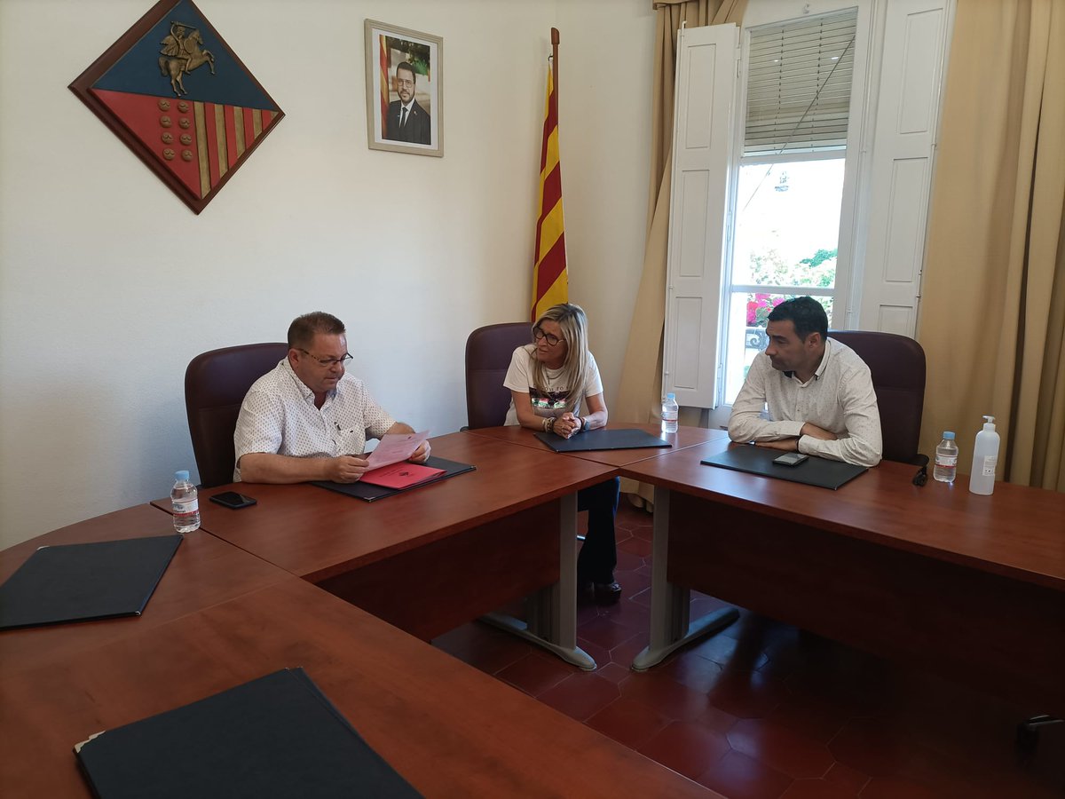 judithalcala's tweet photo. A la tarda amb @Ajimenez_lleida hem fet visita a @JosepRomia alcalde de #seròs per parlar del futur parc de bombers🚒👨‍🚒👩‍🚒i de l'incendi🔥 del cap de setmana a Seròs que ha cremat més de 46 hectarèes de vegetació
Ens fiquem a disposició pel que pugui necessitar #femterrirori https://t.co/bgVhvyITAs