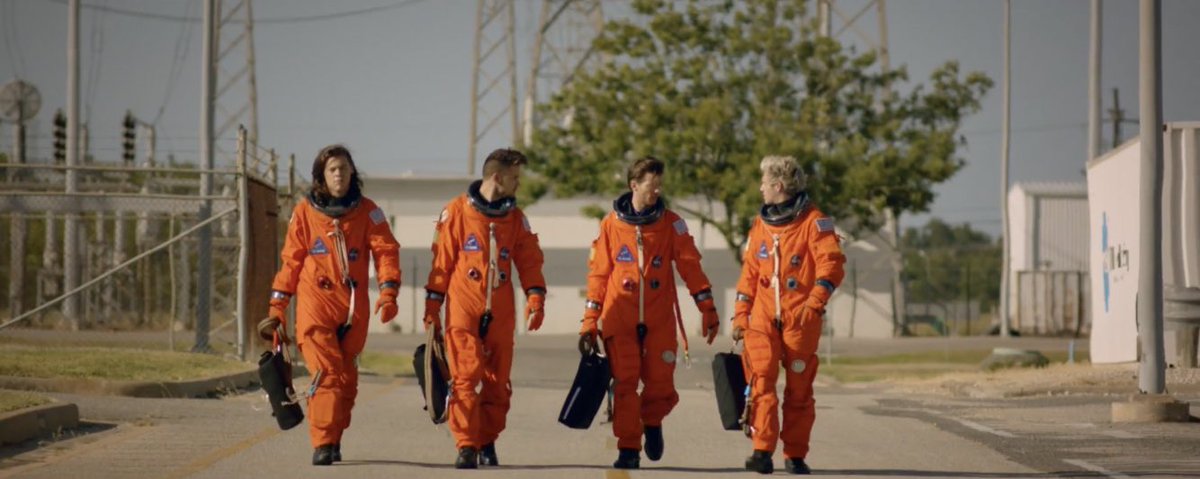 tracklist's tweet photo. O videoclipe de “Drag me Down”, do One Direction, ultrapassou 1 BILHÃO de visualizações no YouTube! 🚀 https://t.co/yqViRalOy4