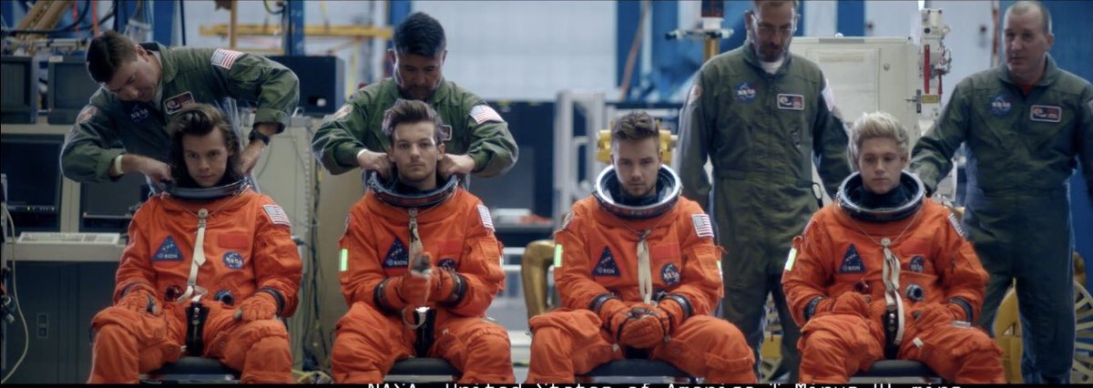 tracklist's tweet photo. O videoclipe de “Drag me Down”, do One Direction, ultrapassou 1 BILHÃO de visualizações no YouTube! 🚀 https://t.co/yqViRalOy4