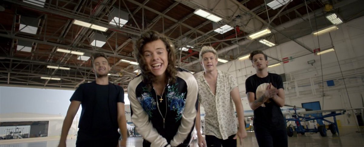 tracklist's tweet photo. O videoclipe de “Drag me Down”, do One Direction, ultrapassou 1 BILHÃO de visualizações no YouTube! 🚀 https://t.co/yqViRalOy4