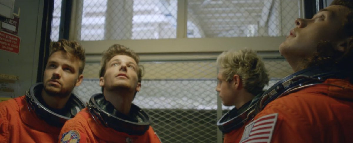 tracklist's tweet photo. O videoclipe de “Drag me Down”, do One Direction, ultrapassou 1 BILHÃO de visualizações no YouTube! 🚀 https://t.co/yqViRalOy4