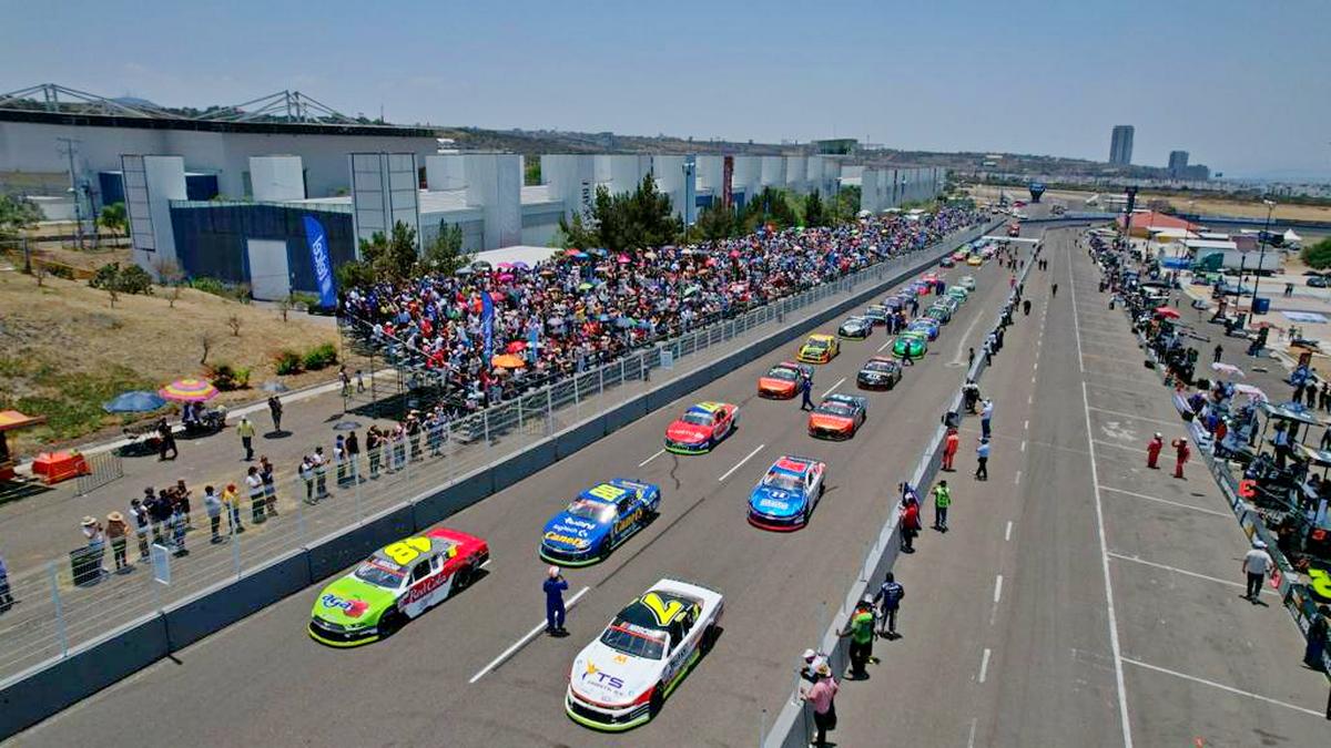 NASCARMex's tweet photo. Gracias a ti, el Gran Premio Nus-Káh fue una verdadera fiesta‼️

Compártenos tu foto disfrutando en el autódromo y recuerda que la emoción está en NASCAR México Series📸

#NASCAR #NASCARMx #GPNusKahQro #NASCARQro #NASCARQuerétaro https://t.co/vVkJYCD8kO