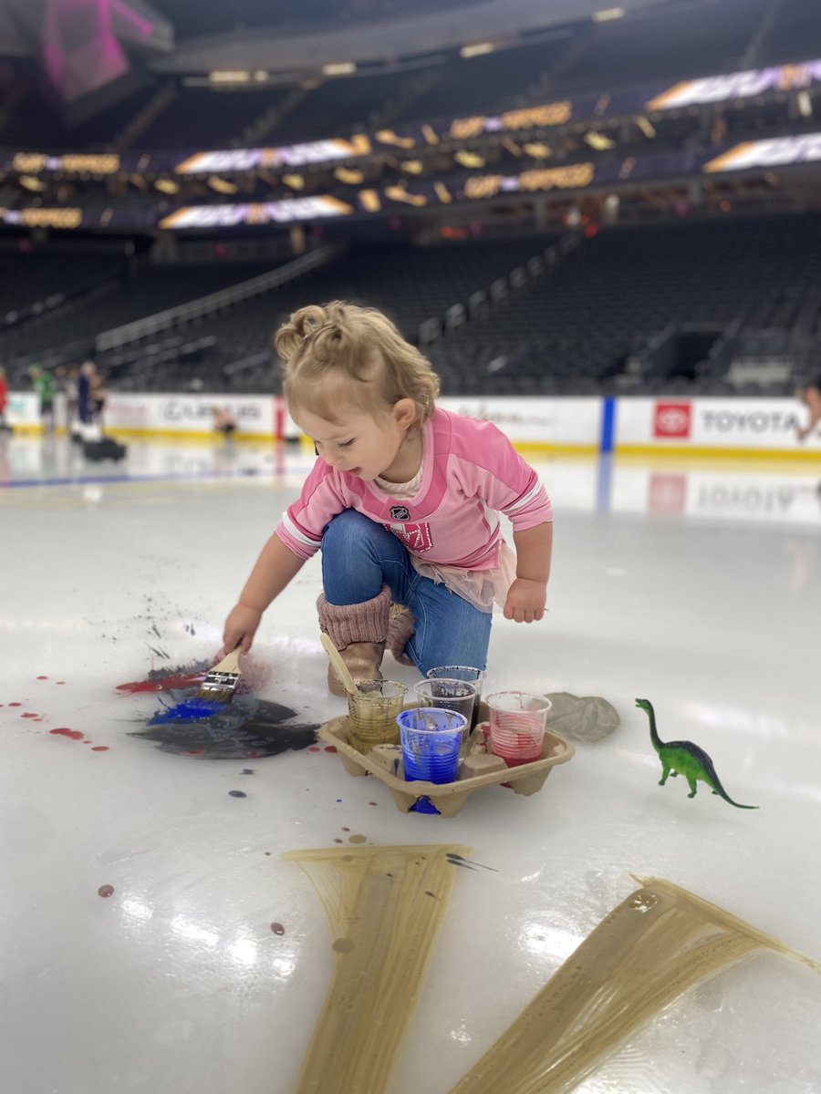 BabyGolfOdds's tweet photo. #CoatTheFortress with mommy @MrsGolfOdds and big sis @MiniGolfOdds @GoldenKnights https://t.co/9jVHiAbLD2