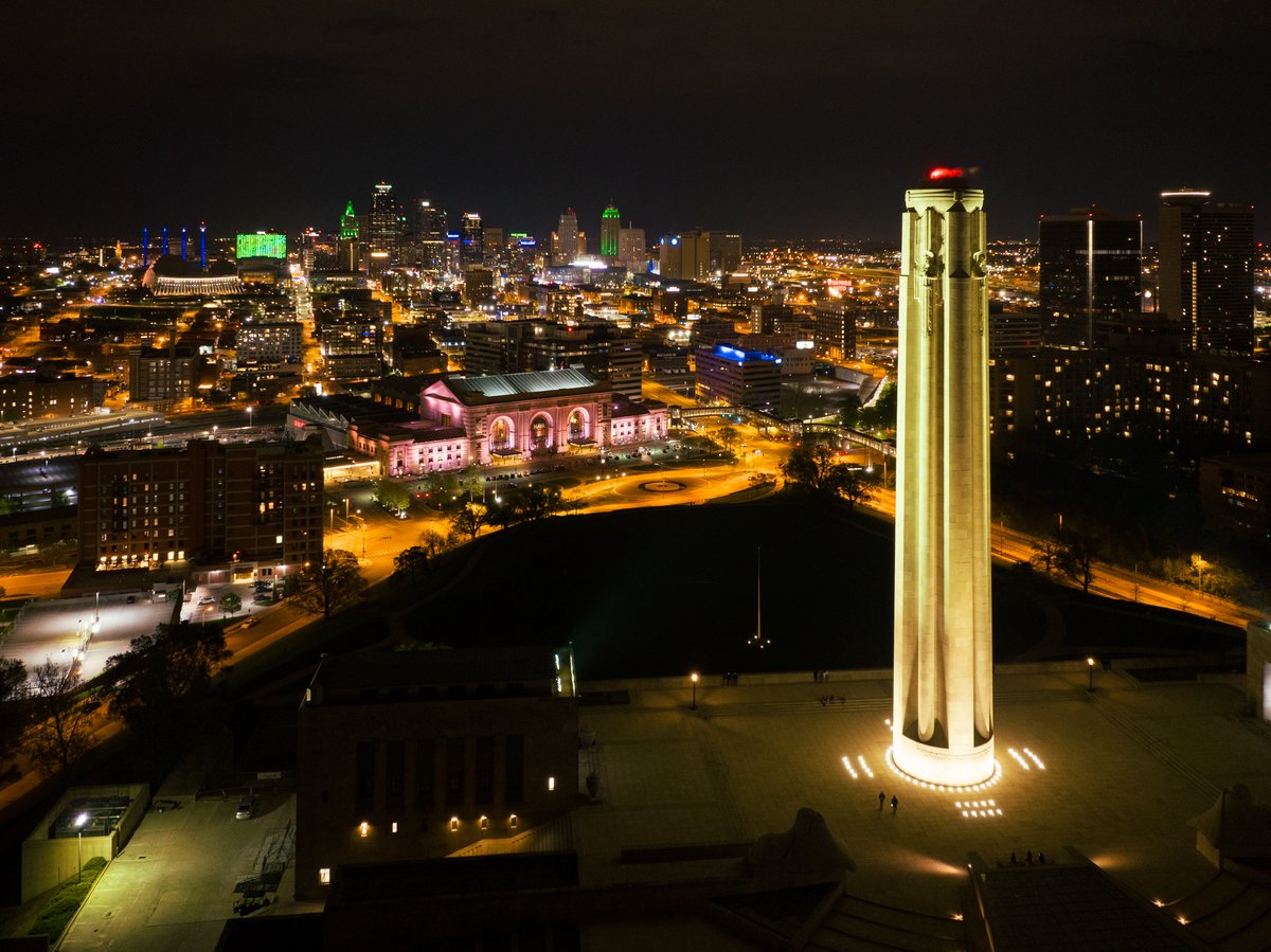 JamesDVB's tweet photo. Liberty Memorial and Union Station, in Kansas City, at night. https://t.co/kZc6wsZkEP