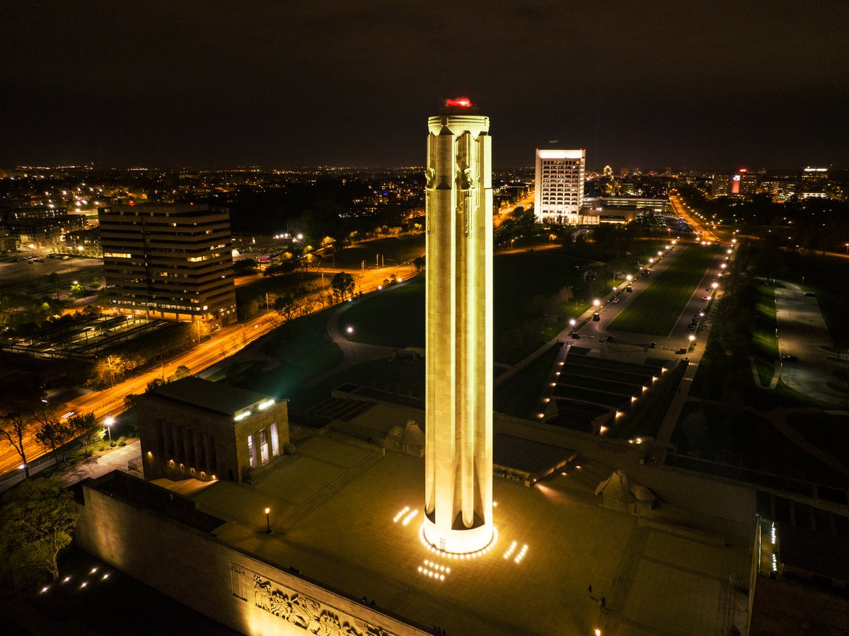 JamesDVB's tweet photo. Liberty Memorial and Union Station, in Kansas City, at night. https://t.co/kZc6wsZkEP