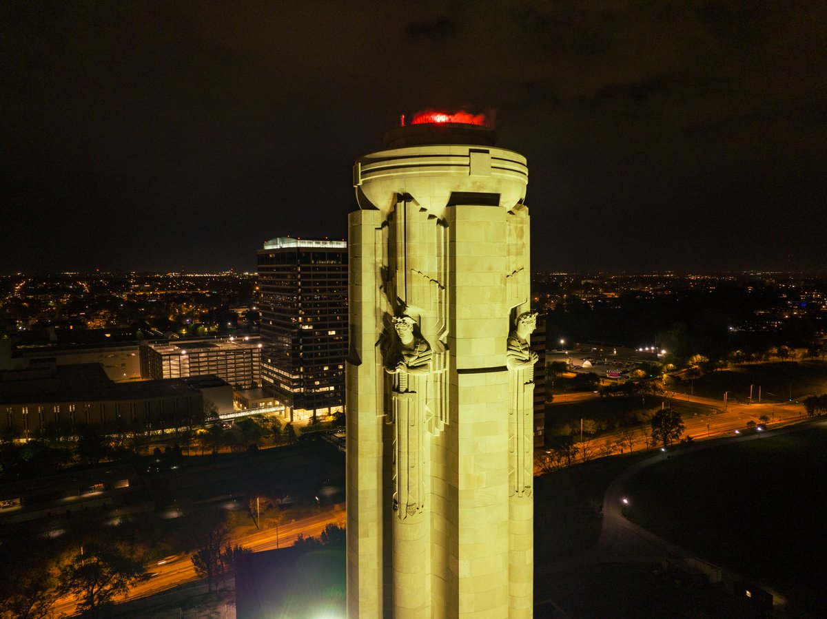 JamesDVB's tweet photo. Liberty Memorial and Union Station, in Kansas City, at night. https://t.co/kZc6wsZkEP