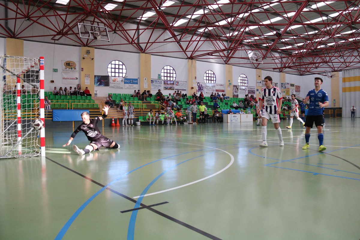 DaimielFutSala's tweet photo. 𝗚𝗔𝗟𝗘𝗥Í𝗔 𝗙𝗢𝗧𝗢𝗚𝗥Á𝗙𝗜𝗖𝗔 📷

👋 Amig@s os dejamos por aquí unas 📷 👌💯 que Javi Martínez, fotógrafo del @CBDaimiel y que parece que se va animando😎 al ⚽, nos hizo en el 🔚 pasado partido ante @CFSMinaya 💙

Galería completa 👇

https://t.co/UZQXfwBnXY

#GaleriaFoto https://t.co/SV4QLVYY1R