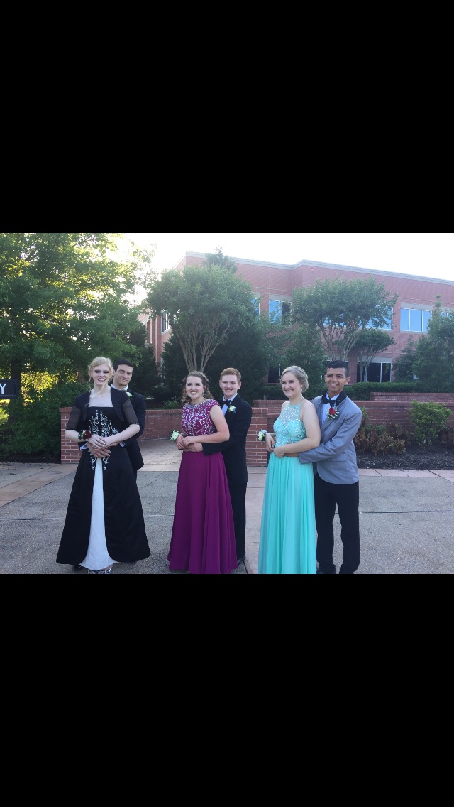 sarah_bortzzz's tweet image. went to prom with some of my friends and we didnt have dates so one of the moms borrowed some guys from the group next to us and forced them to take pictures with us #PromFail
