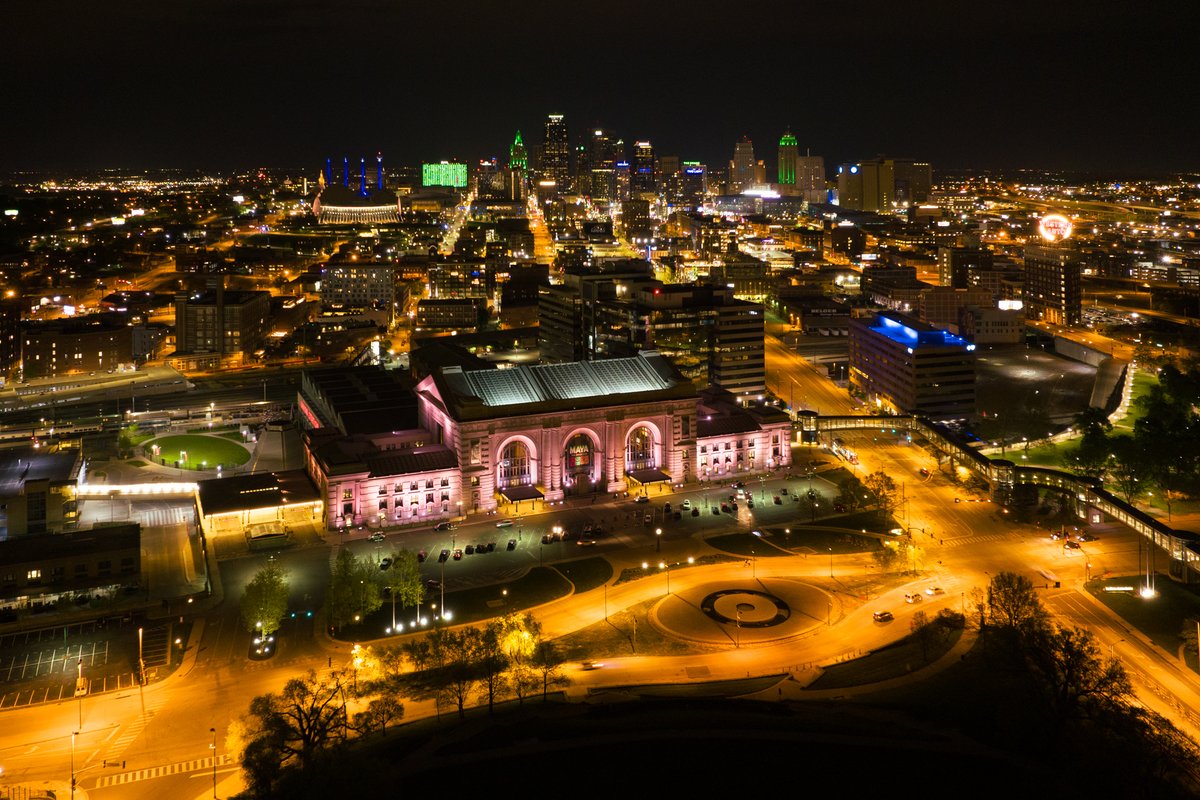 JamesDVB's tweet photo. Liberty Memorial and Union Station, in Kansas City, at night. https://t.co/kZc6wsZkEP