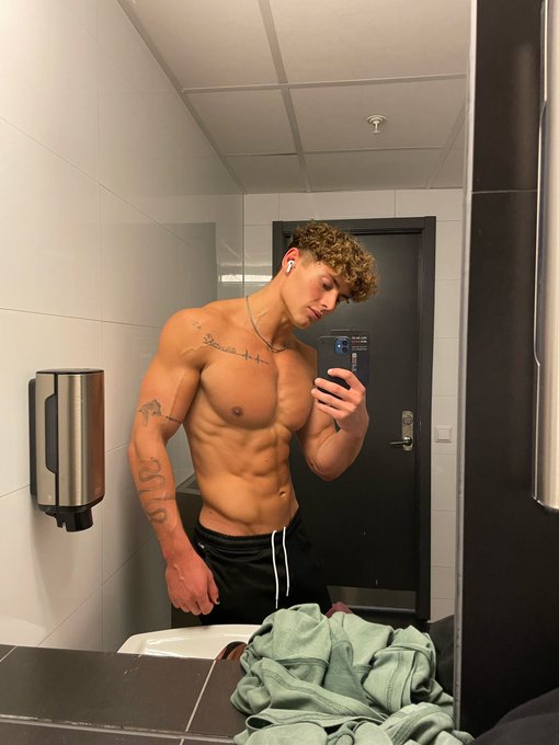 Work work work 💦 #monday https://t.co/7SVUEMkZiY<a href="/tag/monday"class="tags">#monday</a>