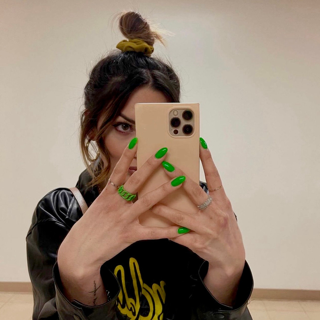 flauntcases's tweet photo. Always on Trend 🖤 Babe @therealinny w/ our Nude Almond square phone case. If you’ve got it...#FLAUNTit #ProtectinStyle https://t.co/Y3THulOoO0