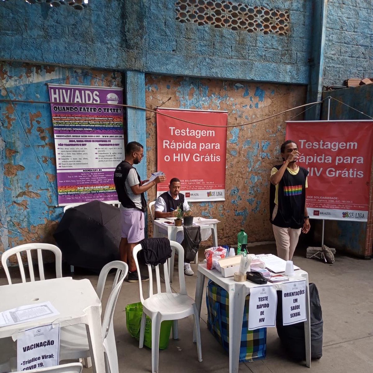 pelaviddarj's tweet photo. No último dia 06, realizamos uma ação em parceria com o projeto Renovando Atitudes no Caju.

Domingo que vem, dia 15, estaremos novamente no Caju participando da parada LGBT.

Ao longo da semana, a gente conta mais sobre essa programação 🏳️‍🌈🏳️‍⚧️ https://t.co/0dxudCaN8R