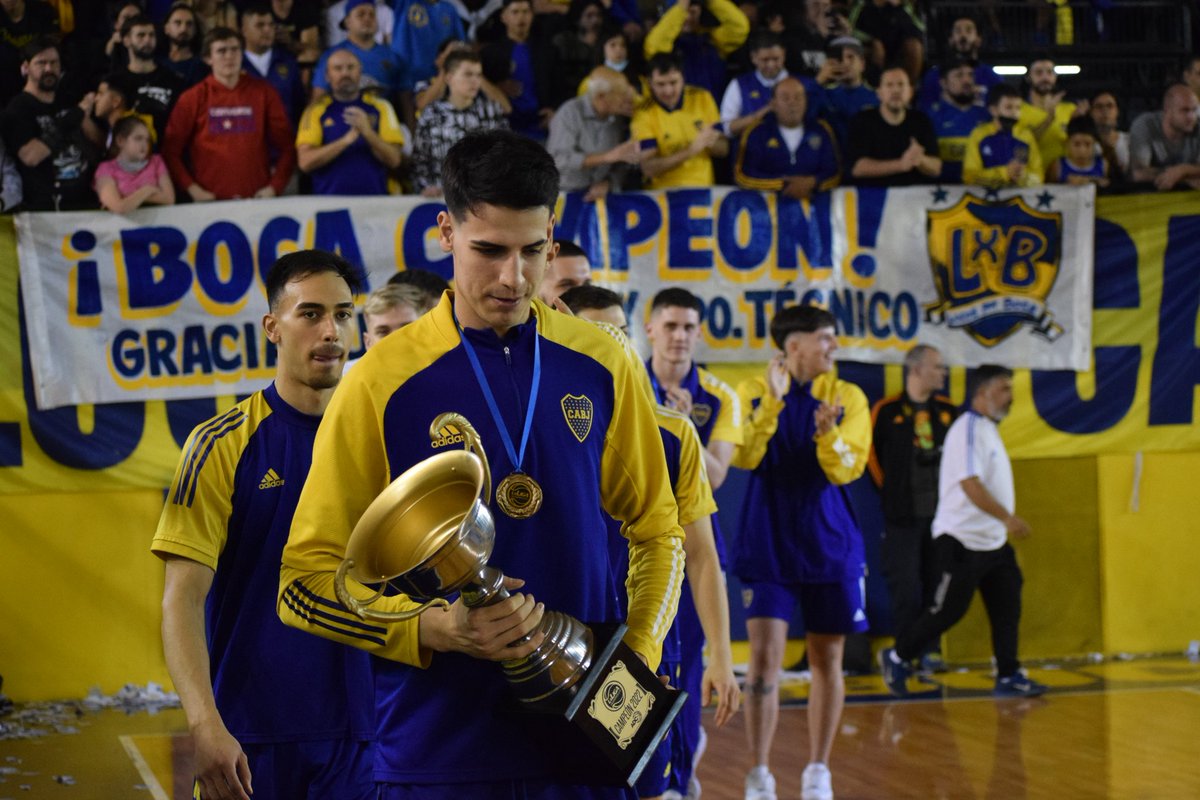 TripleXeneize's tweet photo. #LDD 🏆 ¡Salud, campeones! El equipo de #LigaDeDesarrollo tuvo su reconocimiento en la previa del partido ante Peñarol 🥇

🥁 ¡Dale campeón, dale campeón!

📸 @elessar75 

#VamosLosPibes #BocaEsBasquet https://t.co/YkG9s6UA6E