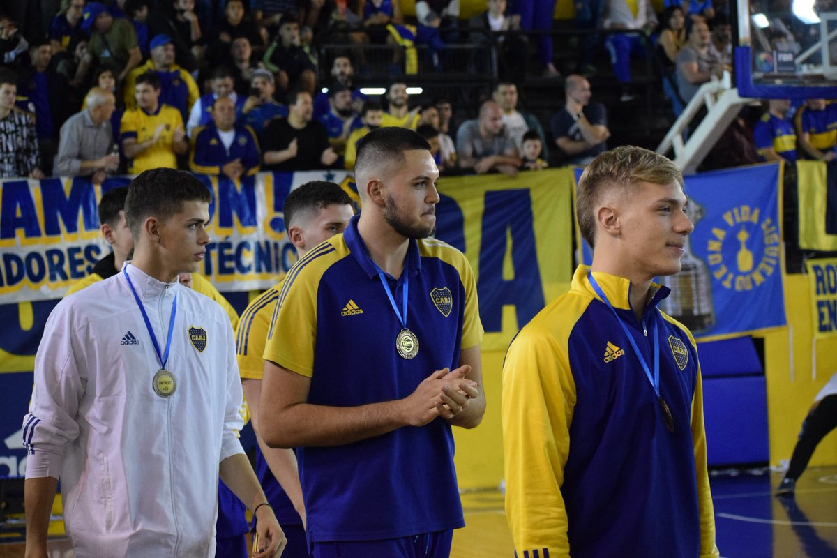 TripleXeneize's tweet photo. #LDD 🏆 ¡Salud, campeones! El equipo de #LigaDeDesarrollo tuvo su reconocimiento en la previa del partido ante Peñarol 🥇

🥁 ¡Dale campeón, dale campeón!

📸 @elessar75 

#VamosLosPibes #BocaEsBasquet https://t.co/YkG9s6UA6E