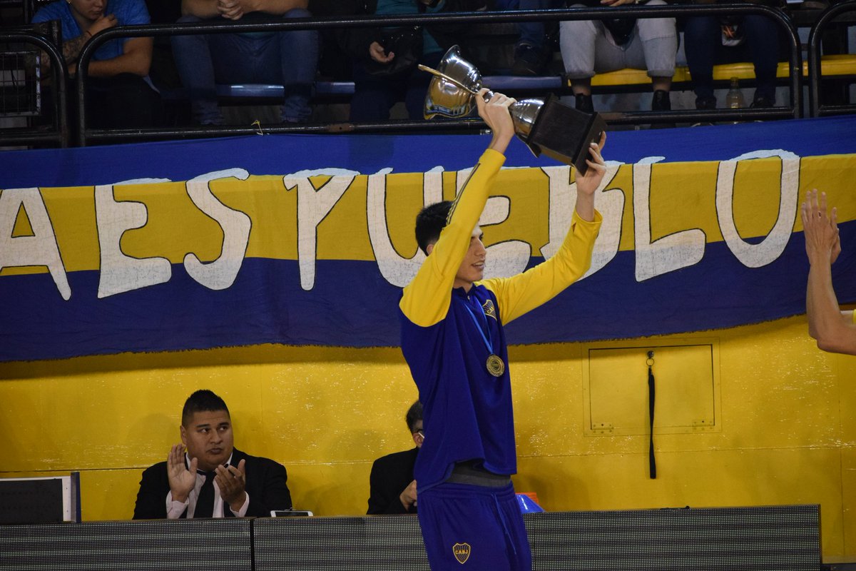 TripleXeneize's tweet photo. #LDD 🏆 ¡Salud, campeones! El equipo de #LigaDeDesarrollo tuvo su reconocimiento en la previa del partido ante Peñarol 🥇

🥁 ¡Dale campeón, dale campeón!

📸 @elessar75 

#VamosLosPibes #BocaEsBasquet https://t.co/YkG9s6UA6E
