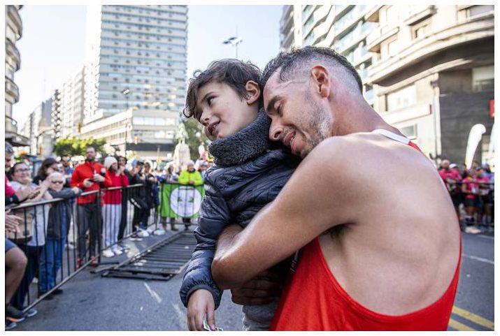 nicolascuestas1's tweet photo. Muy contento de poder correr otro maratón, de poder correrlo en mi país y mi ciudad, de poder ganarlo y de compartirlo con mi familia. Podría escribir muchas cosas, me siento feliz 🙂 2:20:35 es el tiempo de este nuevo circuito que para mí fue hermoso! https://t.co/RRaMaEh0mZ
