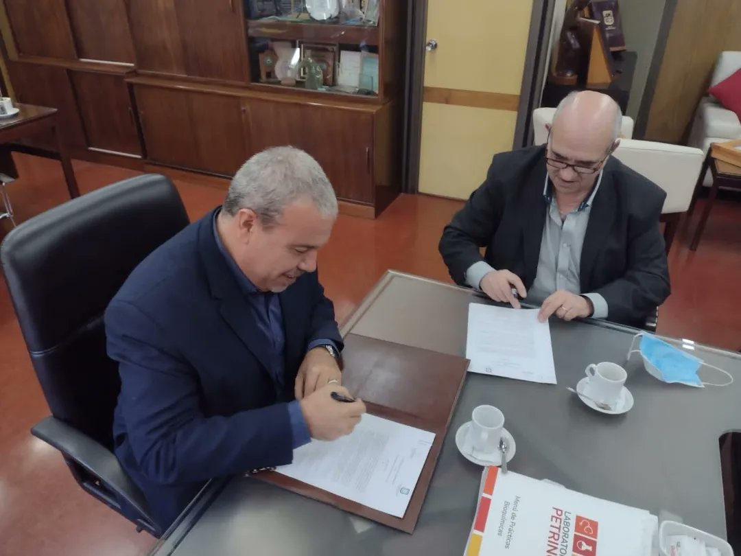 📌 Hoy el rector de la Universidad Nacional de San Luis (UNSL), Víctor Moriñigo, firmó un Convenio Marco con el Dr. Eduardo Petrino, de Laboratorio Petrino, a través del cual ambas partes trabajarán cooperativamente. 

facebook.com/11059606703166…

#Rector #UNSL