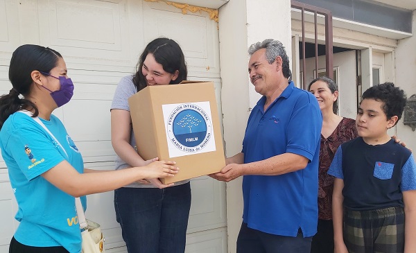 FIMLM's tweet photo. 🇲🇽 La mano amiga de la Dra. @MLPiraquive llegó hasta la ciudad fronteriza de Reynosa, Tamaulipas en #México con la donación de mercados integrales a familias en situación de vulnerabilidad. #AyudarEsNuestroTrabajo. 

Conoce más 👉: https://t.co/EQe2EOZgeF https://t.co/gtjdtRNlrm