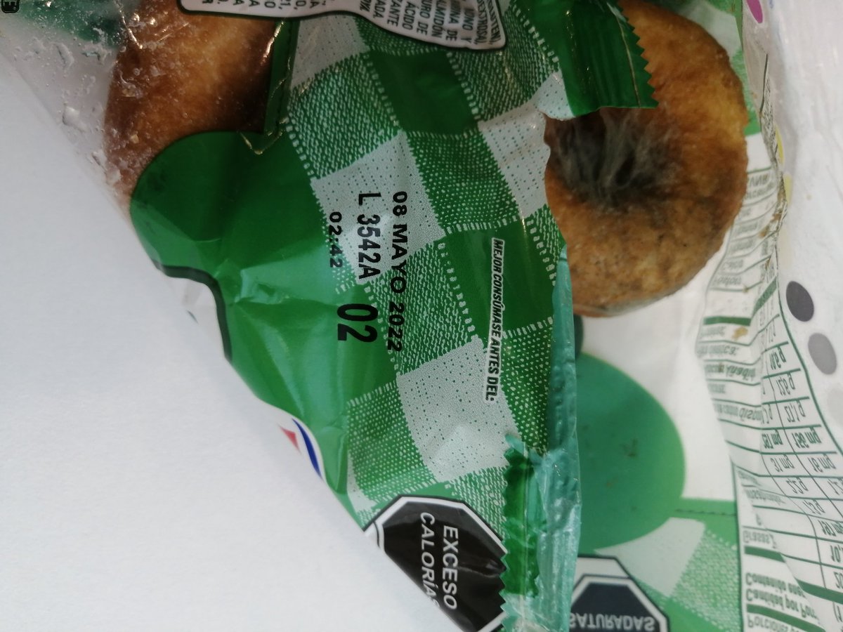 CFtm91's tweet photo. El día de hoy tuve una experiencia demasiado desagradable @Grupo_Bimbo @BimboMx esas donas estaban en la máquina dispensora de la empresa donde trabajo y por más que lleven un día de haber caducado no es para que estén así 🤢🤢🤢🤮🤮🤮 https://t.co/kd4vG9RIbx