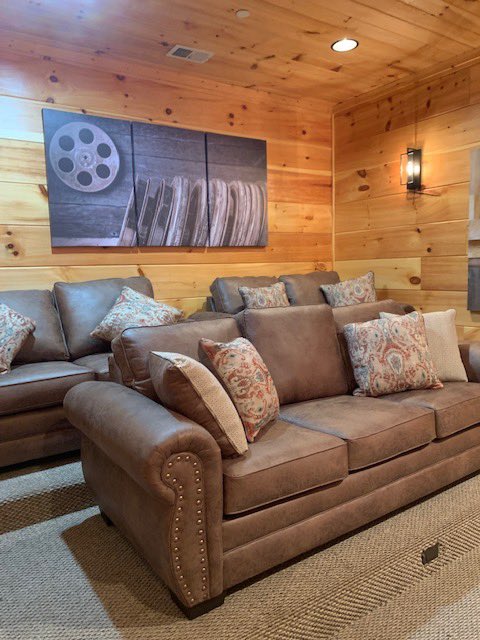 MountainViewPr3's tweet photo. We are always updating at Smoky Mountain Manor!  Take a look at our new bedding in our luxury suites, beautiful hand crafted dining tables, new theater furniture and smart tv’s!  Book us for your next Pigeon Forge getaway!! https://t.co/yyV1ZFsGs7
