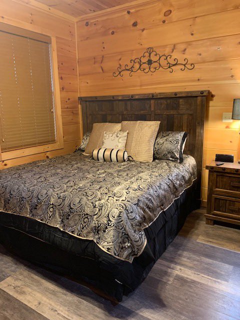 MountainViewPr3's tweet photo. We are always updating at Smoky Mountain Manor!  Take a look at our new bedding in our luxury suites, beautiful hand crafted dining tables, new theater furniture and smart tv’s!  Book us for your next Pigeon Forge getaway!! https://t.co/yyV1ZFsGs7