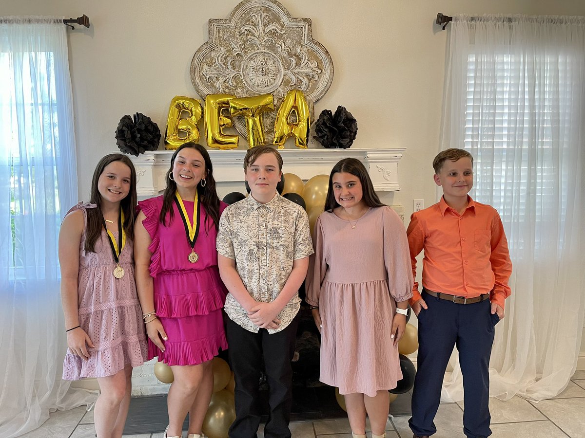 SusanTaylorACS's tweet photo. Outgoing/Incoming Beta Officers
#juniorbeta22 https://t.co/unHbTp7pMc