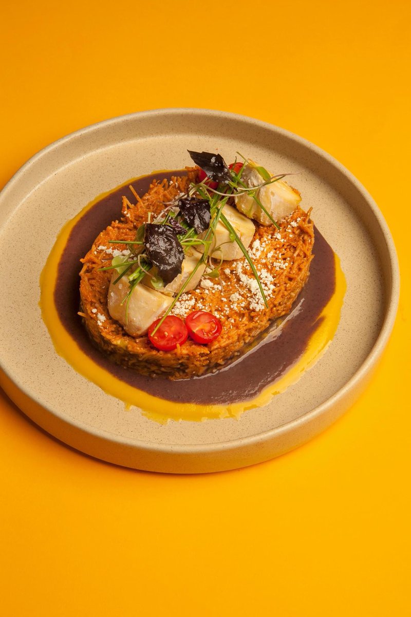 Carmela, ¿qué tal si nos escapamos un rato?

Tú, yo y esta pechuga de pollo con fideos secos, salsa de frijol, salsa de pimientos y ensalada verde. 

#CarmelaySal