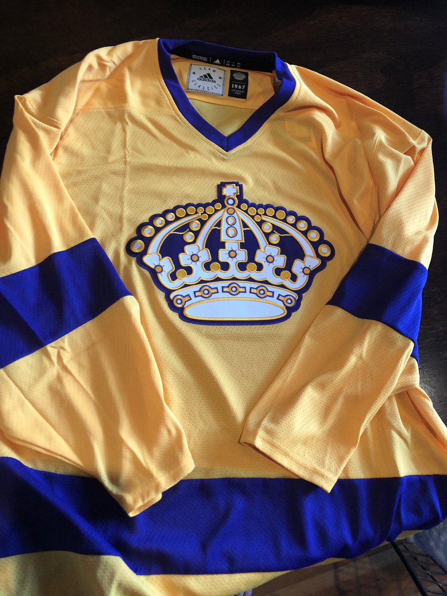 myfriendtheend's tweet photo. L@@k at what came in the mail today? Not a big Kings fan but I simply love this jersey @kurri_jari @TheDudist63 @oldhockeycards #Deezenuts #gotty @LAKings #retro @NHL https://t.co/tO5C8o1ETd
