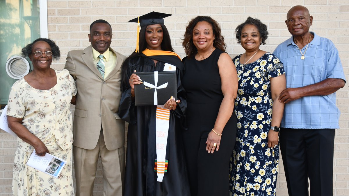 xulagold's tweet photo. Alysia Terry (women's track and field) is a 2022 #XULA graduate.
#TeamGold #HailAllHailXU #NAIATogether #NAIATrack #HBCU #XULA22 #XULAGrad https://t.co/Wz84RKvTA9