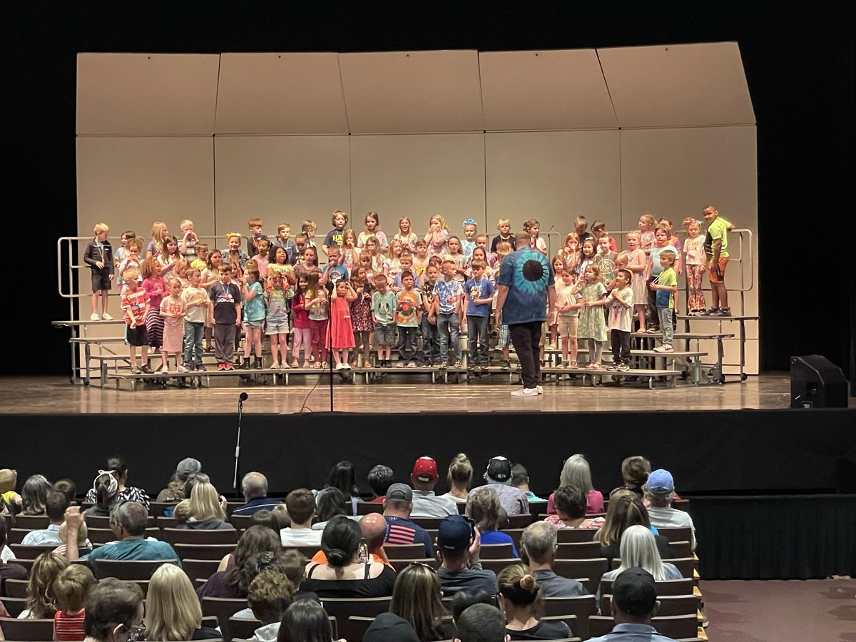 MeghanWay's tweet photo. Great Vibes at the 1st grade concert @tecumsehacres ! https://t.co/Eg8dFP1FFY