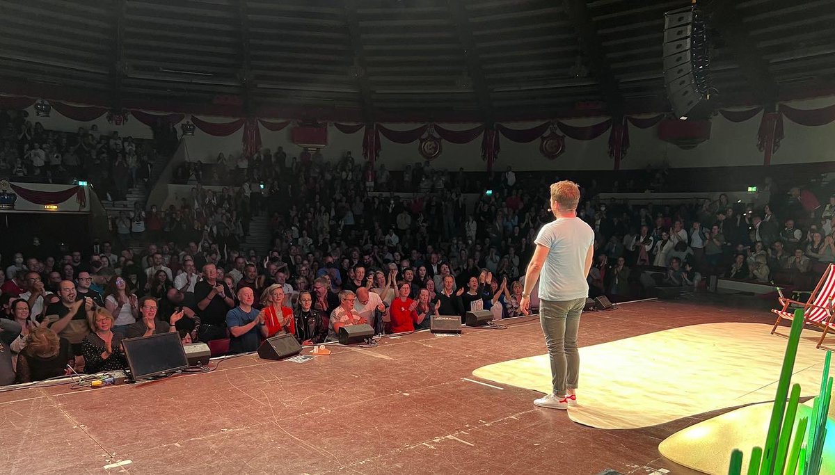 Schmitzpiepe's tweet photo. ♥️ 🎪 Standing Ovations in München. #schmitzefrei #ralfschmitz #ralfschmitz #comedian #ontour #live #soloprogramm #comedy #improvisation https://t.co/qfRtjCppKK