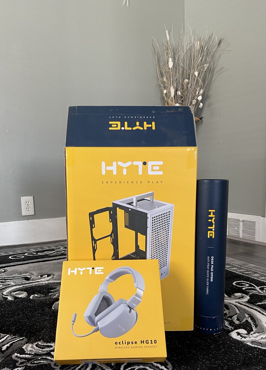 Zxitify's tweet photo. 💛"whole lotta hyte!" 💛

I really appreciate HYTE for sending me this! 

~Thanks To ~
💛 | @hytebrand 
❤️ | @iBUYPOWER
🧡 | @colewalliser 
💙 | @hailcream &amp; John
❤️‍🔥| Hyte Community! https://t.co/v0LVsu0EeP
