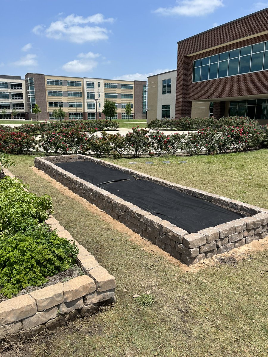 readygrowgarden's tweet photo. This past Saturday we installed a brand new veggie bed @CFISDWells In the fall Wells students will harvest sweet potatoes that will grow in this bed all summer long! 🍠🌱🍠 @CyFairISD @PowerUpCafe @CyFairCFisher #schoolgarden #growwhatyoueat #organicfarming https://t.co/pObq5QvBc1