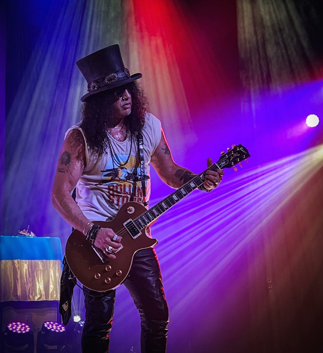 SlashParadise1's tweet photo. @Slash #slash #smkc #slashmileskennedyandtheconspirators #slash4 #4 #tour #theriverisrisingtour #TheRiverIsRising #grandoleopry #Nashville #theriverisrisingtour2022  #TopHat #guitarlegend #gibson #LesPaul 📸 @sarahdraper81 https://t.co/JBdoWuGuXE