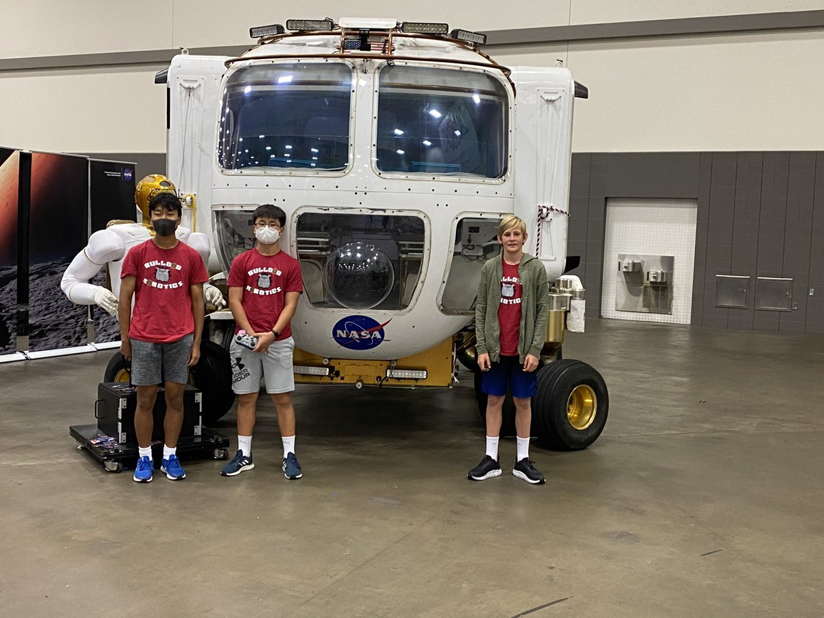 TheEdisonLab's tweet photo. Bush Robotics team representing Stone Oak at the World Robotics Competition in Dallas.

Too soon to tell how they are doing… but they have already won with the Bush Family 

#PREMIERisHere https://t.co/yvO7Z7tBSM