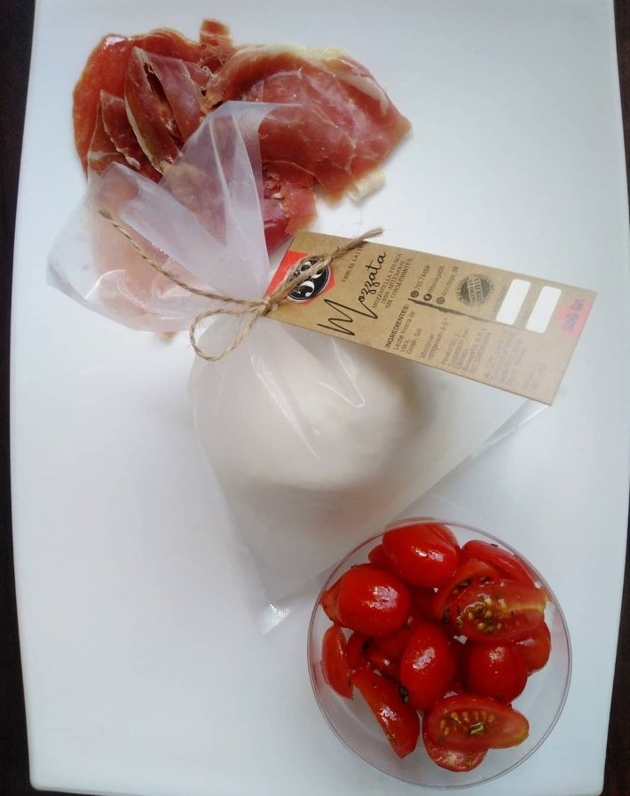 bodega58's tweet photo. ¿Puedes imaginar el sabor?
. 
Muy pronto disponible en Venezuela 🇻🇪
.
#mozzarellafresca #fiordilatte #pastahilada #filata #hechoporvenezolanos https://t.co/LlaUs5iRnQ