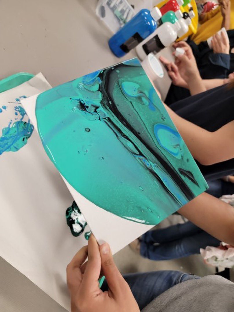 We had so much fun in our last meeting doing acrylic pours!! Thank you to our guest teacher Nina for helping us out 🙌🎨