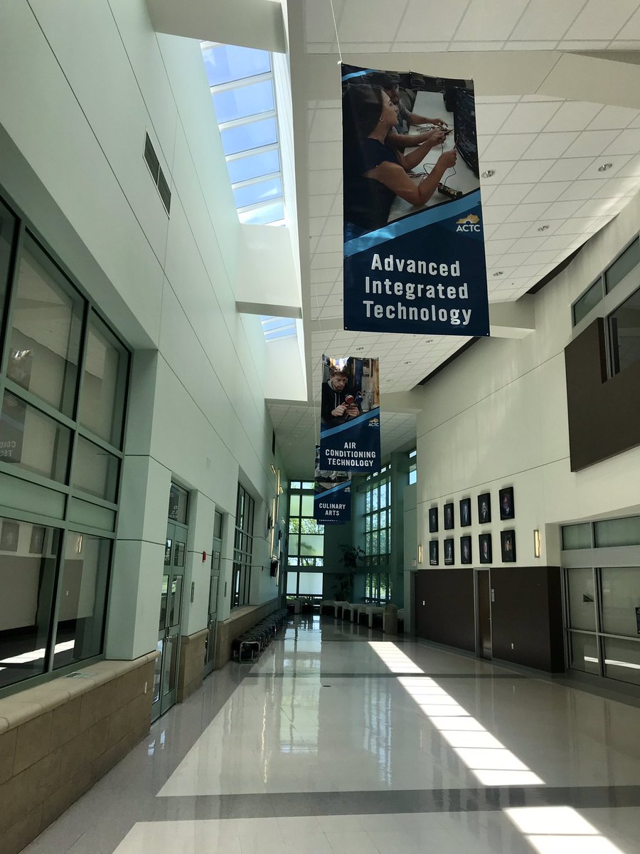 KarenMann_KyCC's tweet photo. It was a BEAUTIFUL day for a drive to Ashland Community & Technical College (Technology Drive Campus) to support KyCC AmeriCorps KY College Coaches program! @KYCampusCompact @ACTC #compactimpact #americorps https://t.co/rkpZENGTLi