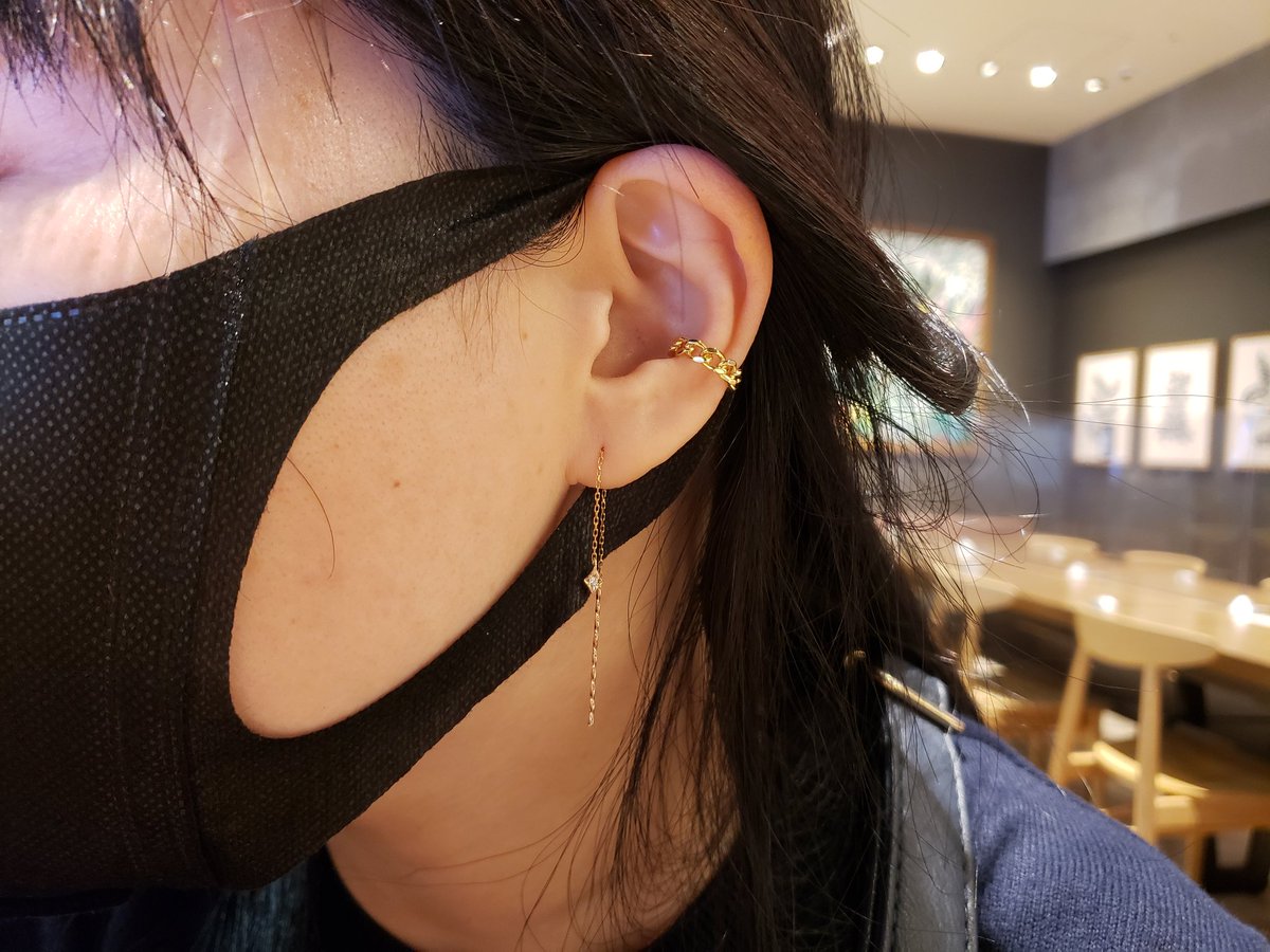 sumeragi37's tweet photo. 昨日のピアスコーデ(｢・ω・)｢ ｶﾞｵｰ
チェーンピアス×チェーンイヤカフ
( #オレフィーチェ シェリー× 
#Avaron チェーンイヤーカフ)
どっちもキラキラだぜぃ॑⸜(* ॑꒳ ॑*  )⸝⋆* https://t.co/2nvqBwmoSK